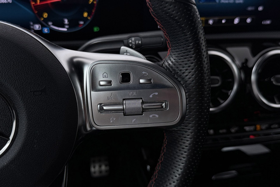 Mercedes-Benz A-Klasse 200 Business Solution AMG Night Pakket (NL-auto, Goed OndH, Camera, Navi, StoelV, PDC V+A, Etc)