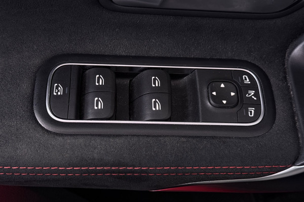 Mercedes-Benz A-Klasse 200 Business Solution AMG Night Pakket (NL-auto, Goed OndH, Camera, Navi, StoelV, PDC V+A, Etc)