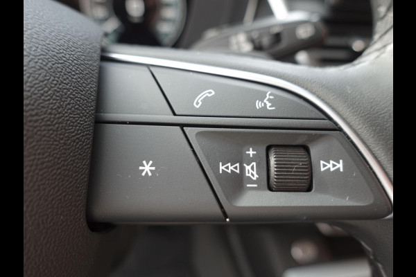 Audi Q5 50 TFSI e 300pk PHEV S Line Automaat Navigatie Camera Parkeersensoren Head Up Display Stoelverwarming LED Koplampen Cruise Control  Climate Control