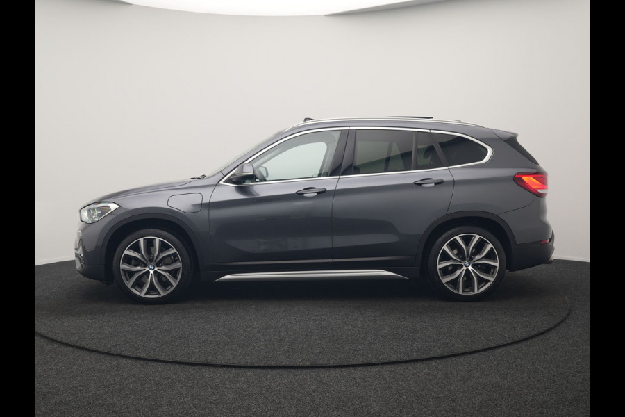 BMW X1 xDrive25e X Line PHEV 221pk Dealer O.H. | 19" | Panodak | Head Up | Camera | Lederen Sportstoelen Memory & Verwarmd | Sfeerverlichting | Hifi Audio | Navigatie | DAB | Cruise Control | Plug In Hybrid |