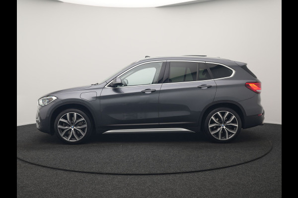 BMW X1 xDrive25e X Line PHEV 221pk Dealer O.H. | 19" | Panodak | Head Up | Camera | Lederen Sportstoelen Memory & Verwarmd | Sfeerverlichting | Hifi Audio | Navigatie | DAB | Cruise Control | Plug In Hybrid |