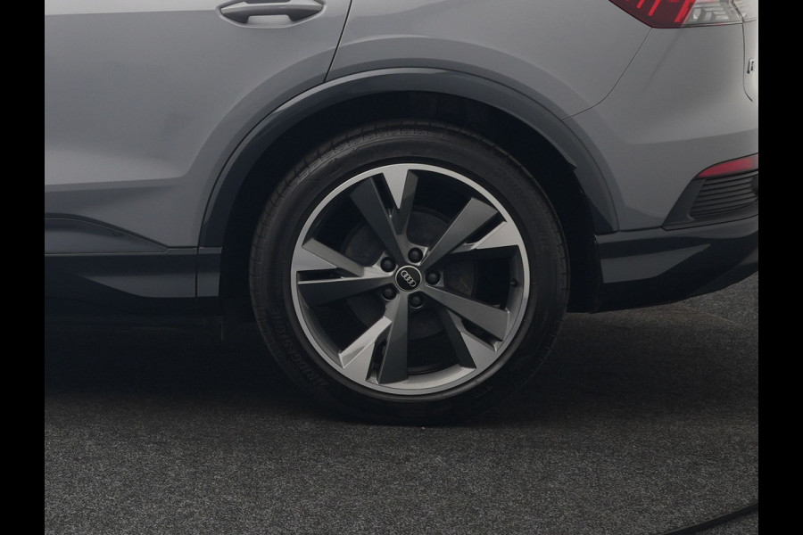Audi Q4 e-tron 45 Quattro Edition 76,6 kWh 265pk Dealer O.H. | Panodak | Sonos Audio | Camera | Sfeerverlichting | Lederen Sportstoelen Verwarmd | Apple Carplay | Navigatie | DAB | 20"L.M |