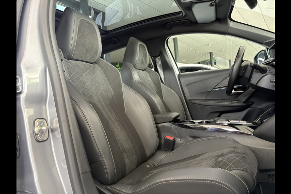Peugeot e-208 EV GT Pack 50 kWh Achteruitrijcamera - Apple carplay - Airco - Parkeersensoren - Navigatie - Licht metalen velgen 17 inch - Bluetooth - Led verlichting - Dodehoek detectie - keyless start/ entry - Extra getint - Elektrische ramen - Radio - Stuur leder - Stuur multifunctioneel - Cruise control