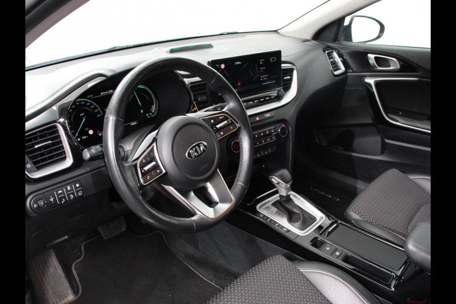 Kia Ceed Sportswagon 1.6 GDI PHEV DynamicLine Climate control Cruise control Adaptive Electrisch bedienbare achterklep Camera Lichtmetalen velgen Camera Navigatie Apple Carplay/ Android Auto Led