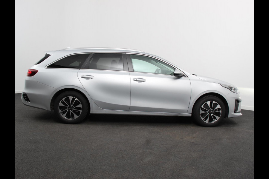Kia Ceed Sportswagon 1.6 GDI PHEV DynamicLine Climate control Cruise control Adaptive Electrisch bedienbare achterklep Camera Lichtmetalen velgen Camera Navigatie Apple Carplay/ Android Auto Led