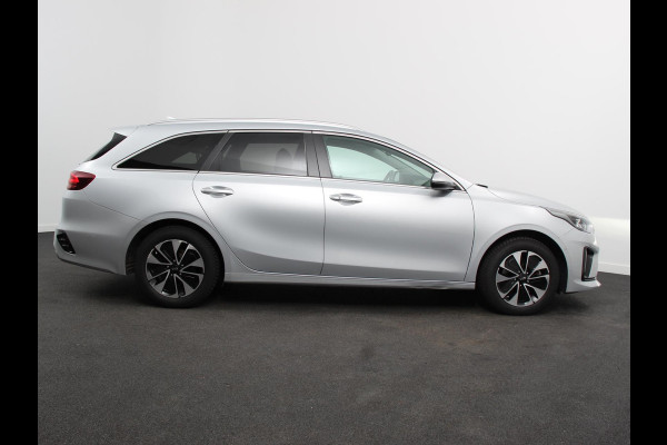 Kia Ceed Sportswagon 1.6 GDI PHEV DynamicLine Climate control Cruise control Adaptive Electrisch bedienbare achterklep Camera Lichtmetalen velgen Camera Navigatie Apple Carplay/ Android Auto Led