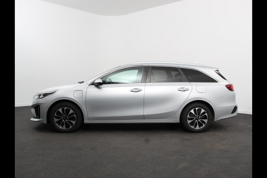Kia Ceed Sportswagon 1.6 GDI PHEV DynamicLine Climate control Cruise control Adaptive Electrisch bedienbare achterklep Camera Lichtmetalen velgen Camera Navigatie Apple Carplay/ Android Auto Led