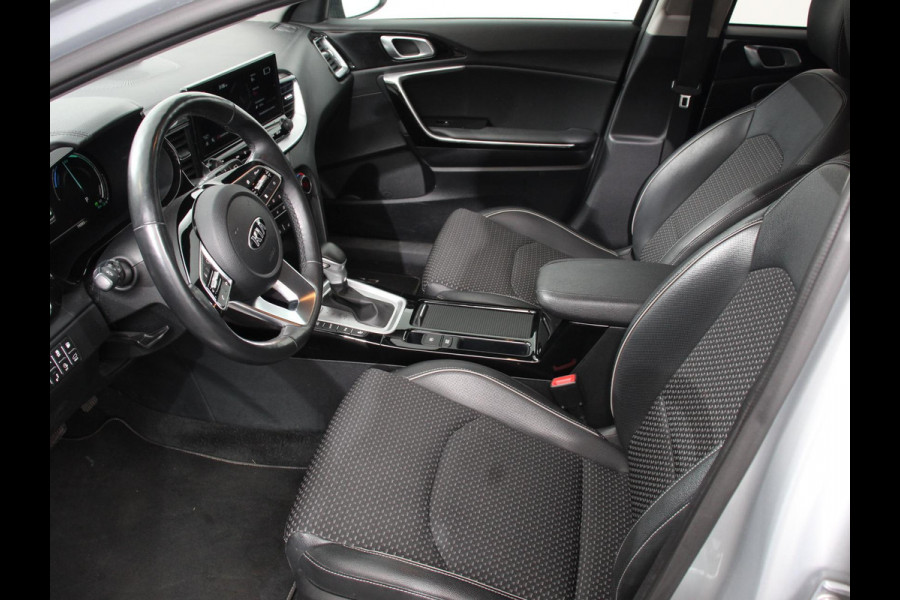 Kia Ceed Sportswagon 1.6 GDI PHEV DynamicLine Climate control Cruise control Adaptive Electrisch bedienbare achterklep Camera Lichtmetalen velgen Camera Navigatie Apple Carplay/ Android Auto Led