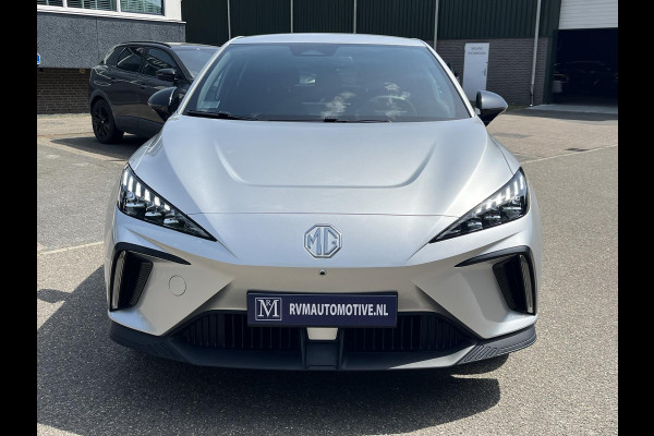 MG Mg4 electric Luxury 64 kWh SOH 95% | 7.000KM! |360 CAMERA| 7 JAAR MG GARANTIE T/M 04-2031| ELEK. STOEL| DODE HOEK SENSOR| STOEL + STUURVERWARMING| ADAPTIVE CRUISE CONTROL
