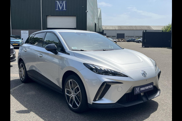MG Mg4 electric Luxury 64 kWh SOH 95% | 7.000KM! |360 CAMERA| 7 JAAR MG GARANTIE T/M 04-2031| ELEK. STOEL| DODE HOEK SENSOR| STOEL + STUURVERWARMING| ADAPTIVE CRUISE CONTROL
