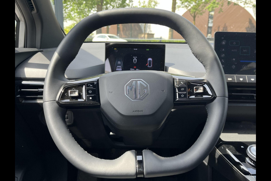 MG Mg4 electric Luxury 64 kWh SOH 95% | 7.000KM! |360 CAMERA| 7 JAAR MG GARANTIE T/M 04-2031| ELEK. STOEL| DODE HOEK SENSOR| STOEL + STUURVERWARMING| ADAPTIVE CRUISE CONTROL
