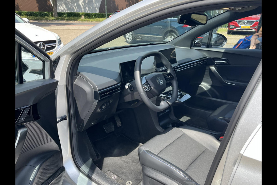 MG Mg4 electric Luxury 64 kWh SOH 95% | 7.000KM! |360 CAMERA| 7 JAAR MG GARANTIE T/M 04-2031| ELEK. STOEL| DODE HOEK SENSOR| STOEL + STUURVERWARMING| ADAPTIVE CRUISE CONTROL