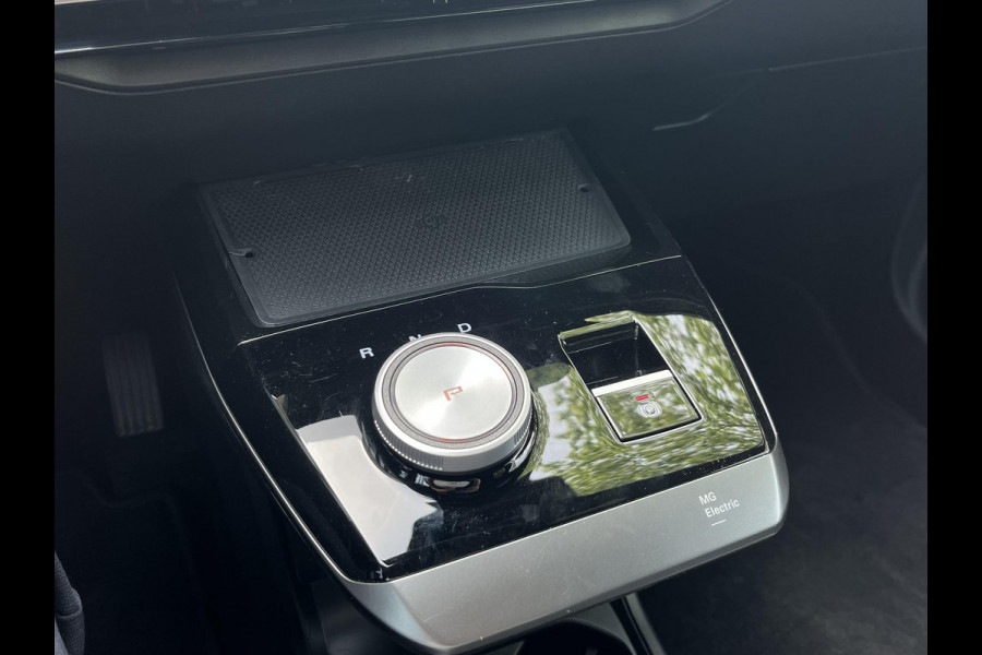 MG Mg4 electric Luxury 64 kWh SOH 95% | 7.000KM! |360 CAMERA| 7 JAAR MG GARANTIE T/M 04-2031| ELEK. STOEL| DODE HOEK SENSOR| STOEL + STUURVERWARMING| ADAPTIVE CRUISE CONTROL
