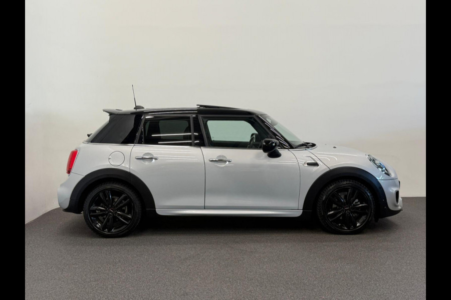 MINI 5-deurs 1.5 Cooper John Cooper Works Automaat Panoramadak Navigatie Camera Parkeersensoren Cruise Control Full Led Stoelverwarming Leder Climate Control Lichtmetalen velgen