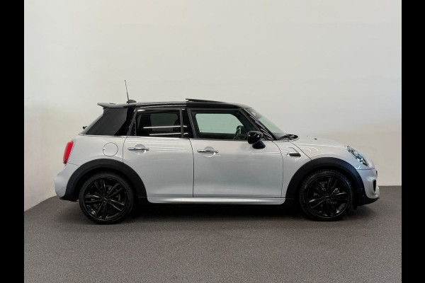 MINI 5-deurs 1.5 Cooper John Cooper Works Automaat Panoramadak Navigatie Camera Parkeersensoren Cruise Control Full Led Stoelverwarming Leder Climate Control Lichtmetalen velgen