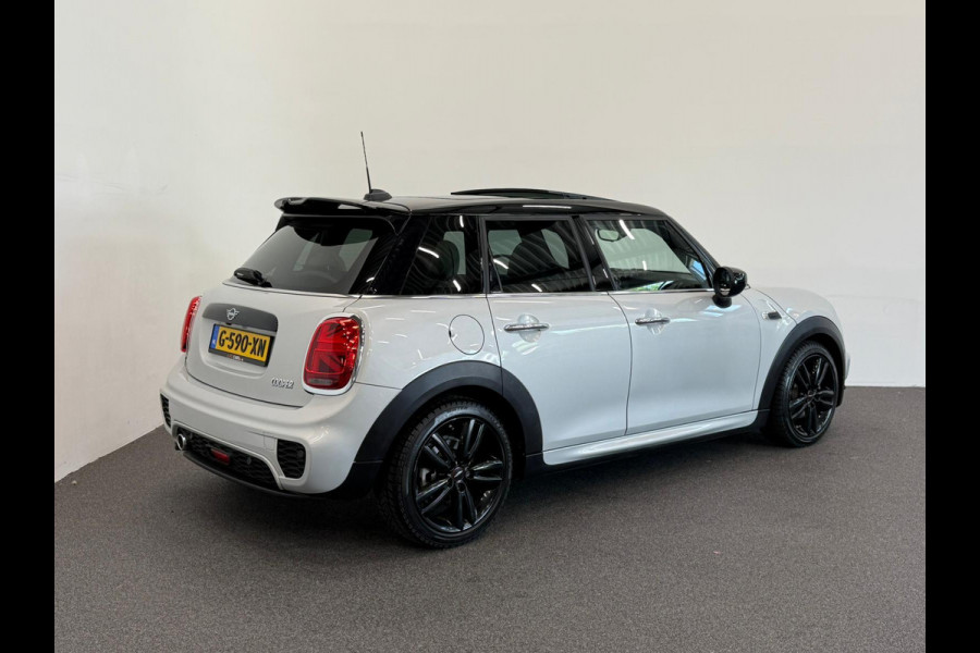 MINI 5-deurs 1.5 Cooper John Cooper Works Automaat Panoramadak Navigatie Camera Parkeersensoren Cruise Control Full Led Stoelverwarming Leder Climate Control Lichtmetalen velgen