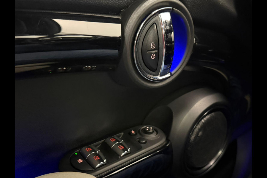 MINI 5-deurs 1.5 Cooper John Cooper Works Automaat Panoramadak Navigatie Camera Parkeersensoren Cruise Control Full Led Stoelverwarming Leder Climate Control Lichtmetalen velgen