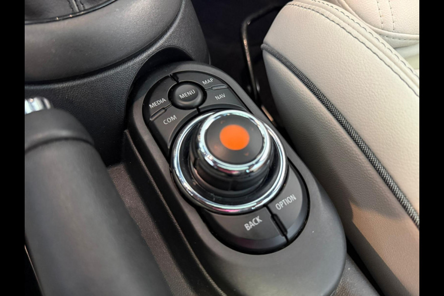 MINI 5-deurs 1.5 Cooper John Cooper Works Automaat Panoramadak Navigatie Camera Parkeersensoren Cruise Control Full Led Stoelverwarming Leder Climate Control Lichtmetalen velgen