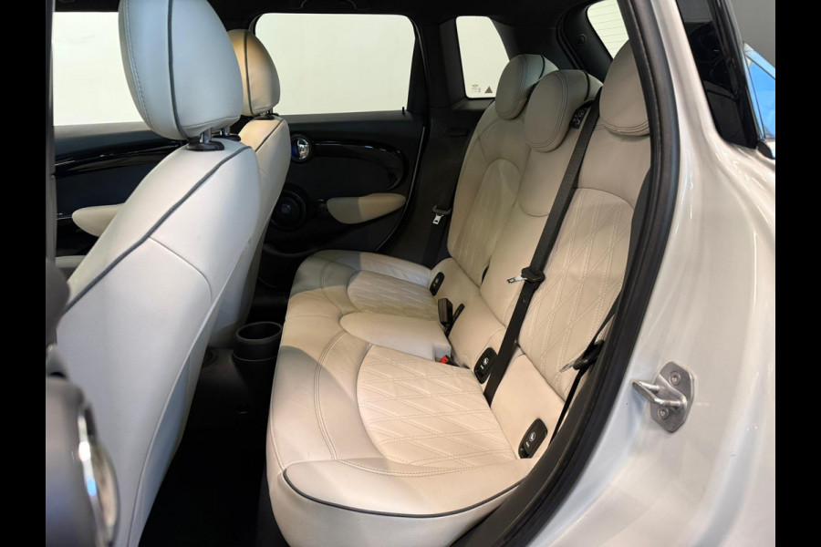 MINI 5-deurs 1.5 Cooper John Cooper Works Automaat Panoramadak Navigatie Camera Parkeersensoren Cruise Control Full Led Stoelverwarming Leder Climate Control Lichtmetalen velgen