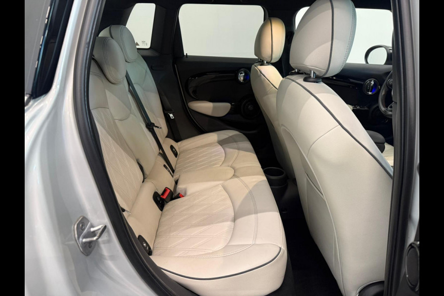 MINI 5-deurs 1.5 Cooper John Cooper Works Automaat Panoramadak Navigatie Camera Parkeersensoren Cruise Control Full Led Stoelverwarming Leder Climate Control Lichtmetalen velgen