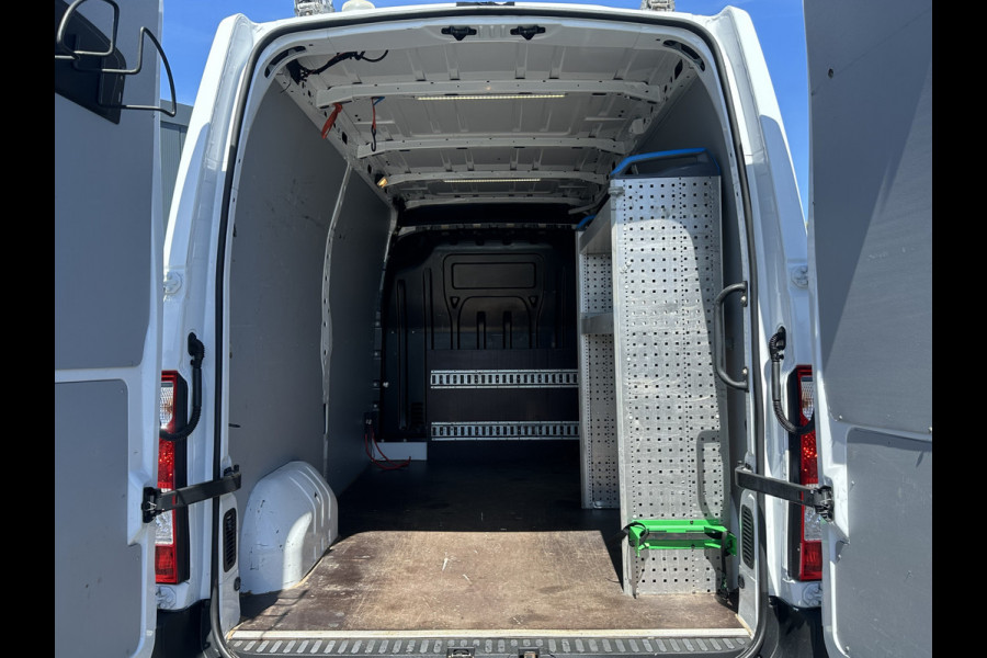 Renault Master 2.3 dCi 150 PK / L2H2 / TREKHAAK / CAMERA / AIRCO / CRUISE / 2.500 KG AHG