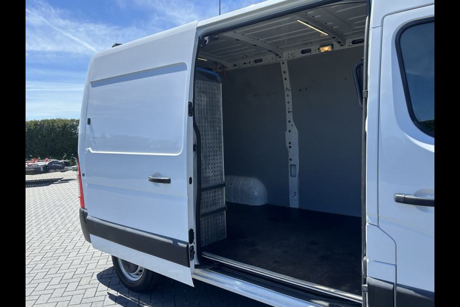 Renault Master 2.3 dCi 150 PK / L2H2 / TREKHAAK / CAMERA / AIRCO / CRUISE / 2.500 KG AHG