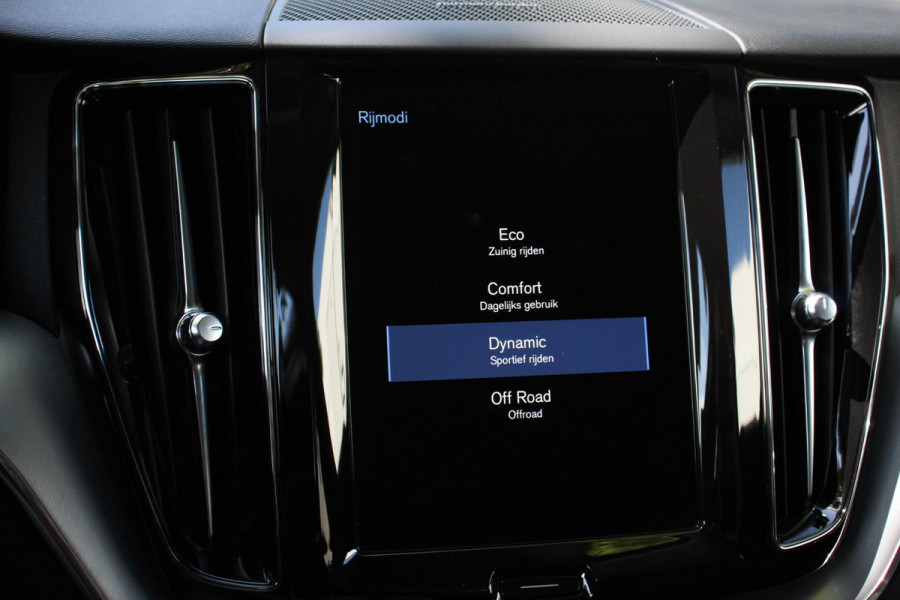 Volvo XC60 2.0 B4 197pk Momentum Pro Navigatie Lederen Bekleding Harman kardon AudioPro DAB Climate Control Camera Stoelverwarming Elektrische bedienbare achterklep