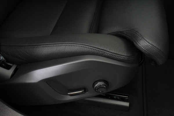 Volvo XC60 2.0 B4 197pk Momentum Pro Navigatie Lederen Bekleding Harman kardon AudioPro DAB Climate Control Camera Stoelverwarming Elektrische bedienbare achterklep