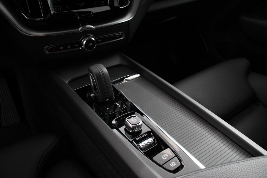 Volvo XC60 2.0 B4 197pk Momentum Pro Navigatie Lederen Bekleding Harman kardon AudioPro DAB Climate Control Camera Stoelverwarming Elektrische bedienbare achterklep