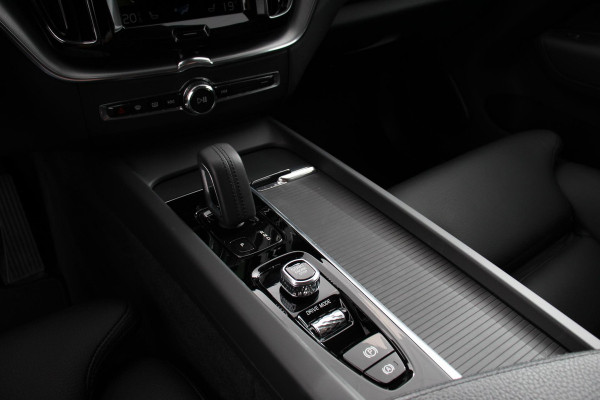 Volvo XC60 2.0 B4 197pk Momentum Pro Navigatie Lederen Bekleding Harman kardon AudioPro DAB Climate Control Camera Stoelverwarming Elektrische bedienbare achterklep
