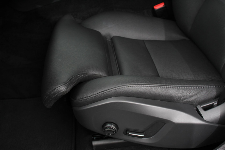 Volvo XC60 2.0 B4 197pk Momentum Pro Navigatie Lederen Bekleding Harman kardon AudioPro DAB Climate Control Camera Stoelverwarming Elektrische bedienbare achterklep