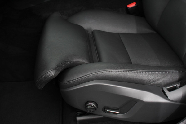 Volvo XC60 2.0 B4 197pk Momentum Pro Navigatie Lederen Bekleding Harman kardon AudioPro DAB Climate Control Camera Stoelverwarming Elektrische bedienbare achterklep
