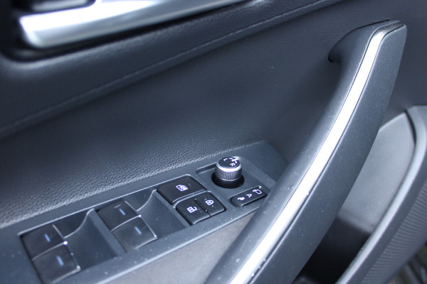Toyota Corolla 1.8 HYBRID AUT. DYNAMIC NAVI/CAMERA/CARPLAY 1E EIG