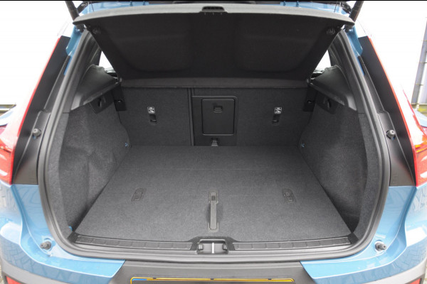 Volvo EX40 Single Ext. Range Ultra 82 kWh / Panorama schuif-kanteldak / 360 Camera / Harman Kardon / Trekhaak / Stuur- en stoelverwarming / Adaptive Cruise / Elektrische best.stoel met geheugen
