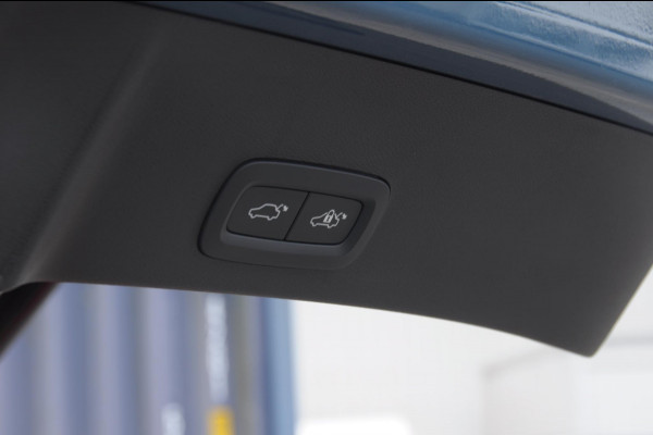 Volvo EX40 Single Ext. Range Ultra 82 kWh / Panorama schuif-kanteldak / 360 Camera / Harman Kardon / Trekhaak / Stuur- en stoelverwarming / Adaptive Cruise / Elektrische best.stoel met geheugen