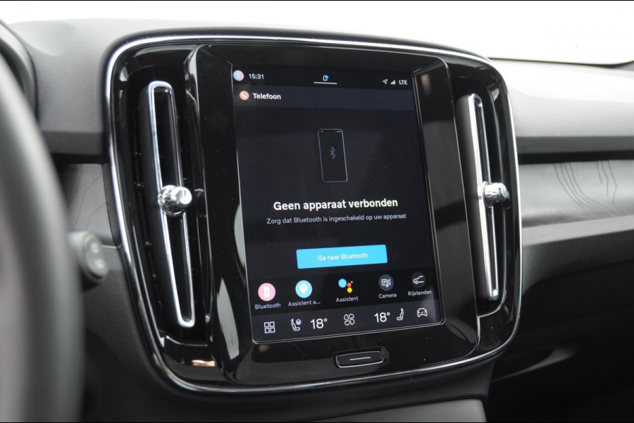 Volvo EX40 Single Ext. Range Ultra 82 kWh / Panorama schuif-kanteldak / 360 Camera / Harman Kardon / Trekhaak / Stuur- en stoelverwarming / Adaptive Cruise / Elektrische best.stoel met geheugen