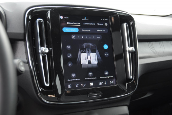 Volvo EX40 Single Ext. Range Ultra 82 kWh / Panorama schuif-kanteldak / 360 Camera / Harman Kardon / Trekhaak / Stuur- en stoelverwarming / Adaptive Cruise / Elektrische best.stoel met geheugen