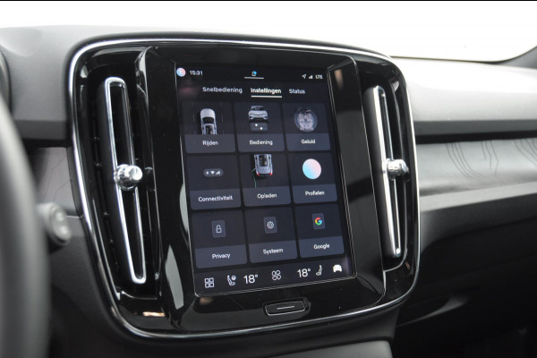 Volvo EX40 Single Ext. Range Ultra 82 kWh / Panorama schuif-kanteldak / 360 Camera / Harman Kardon / Trekhaak / Stuur- en stoelverwarming / Adaptive Cruise / Elektrische best.stoel met geheugen