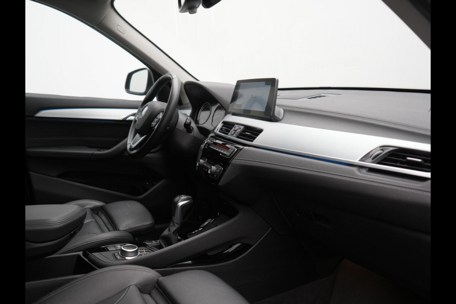 BMW X1 xDrive25e X Line PHEV 221pk Dealer O.H. | 19" | Panodak | Head Up | Camera | Lederen Sportstoelen Memory & Verwarmd | Sfeerverlichting | Hifi Audio | Navigatie | DAB | Cruise Control | Plug In Hybrid |
