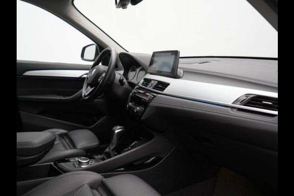 BMW X1 xDrive25e X Line PHEV 221pk Dealer O.H. | 19" | Panodak | Head Up | Camera | Lederen Sportstoelen Memory & Verwarmd | Sfeerverlichting | Hifi Audio | Navigatie | DAB | Cruise Control | Plug In Hybrid |