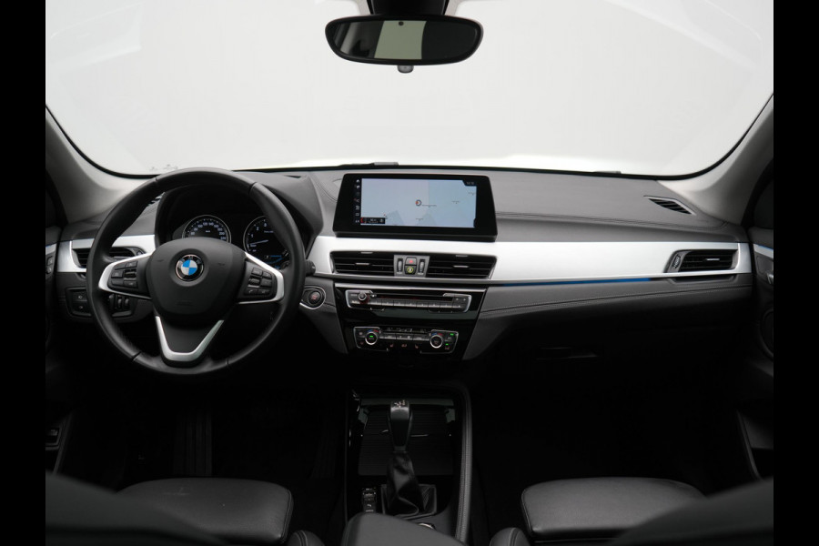 BMW X1 xDrive25e X Line PHEV 221pk Dealer O.H. | 19" | Panodak | Head Up | Camera | Lederen Sportstoelen Memory & Verwarmd | Sfeerverlichting | Hifi Audio | Navigatie | DAB | Cruise Control | Plug In Hybrid |