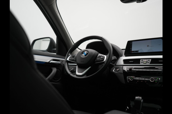 BMW X1 xDrive25e X Line PHEV 221pk Dealer O.H. | 19" | Panodak | Head Up | Camera | Lederen Sportstoelen Memory & Verwarmd | Sfeerverlichting | Hifi Audio | Navigatie | DAB | Cruise Control | Plug In Hybrid |