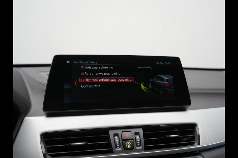 BMW X1 xDrive25e X Line PHEV 221pk Dealer O.H. | 19" | Panodak | Head Up | Camera | Lederen Sportstoelen Memory & Verwarmd | Sfeerverlichting | Hifi Audio | Navigatie | DAB | Cruise Control | Plug In Hybrid |