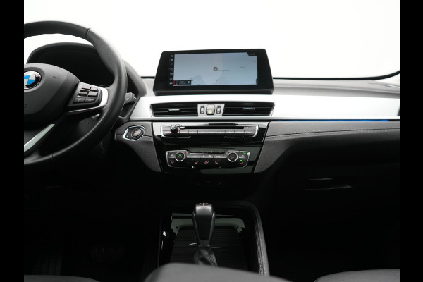BMW X1 xDrive25e X Line PHEV 221pk Dealer O.H. | 19" | Panodak | Head Up | Camera | Lederen Sportstoelen Memory & Verwarmd | Sfeerverlichting | Hifi Audio | Navigatie | DAB | Cruise Control | Plug In Hybrid |