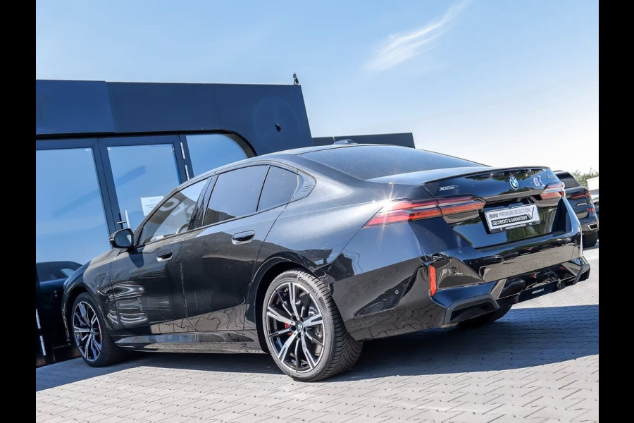 BMW 5 Serie 550e xDrive M-SPORT Pro ** PANO, LEDER, TREKH, STOELVENT, B&W Sound, 20-inch LMV ** Ex. BMW AG - 26k onder NP ** ** INFORMEER OOK NAAR ONZE AANTREKKELIJKE FINANCIAL-LEASE TARIEVEN **