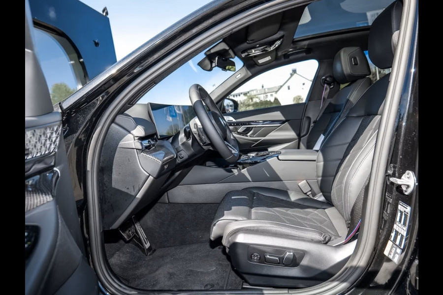BMW 5 Serie 550e xDrive M-SPORT Pro ** PANO, LEDER, TREKH, STOELVENT, B&W Sound, 20-inch LMV ** Ex. BMW AG - 26k onder NP ** ** INFORMEER OOK NAAR ONZE AANTREKKELIJKE FINANCIAL-LEASE TARIEVEN **