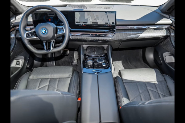 BMW 5 Serie 550e xDrive M-SPORT Pro ** PANO, LEDER, TREKH, STOELVENT, B&W Sound, 20-inch LMV ** Ex. BMW AG - 26k onder NP ** ** INFORMEER OOK NAAR ONZE AANTREKKELIJKE FINANCIAL-LEASE TARIEVEN **