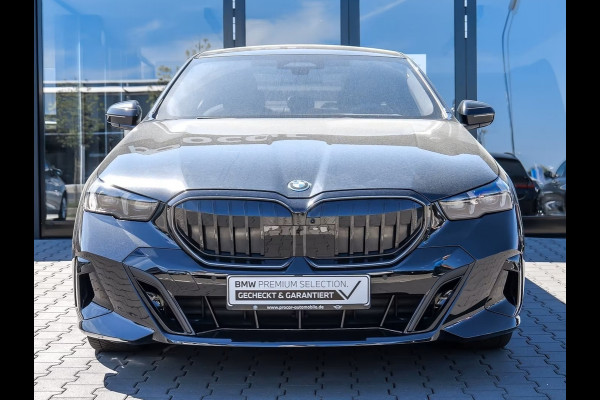 BMW 5 Serie 550e xDrive M-SPORT Pro ** PANO, LEDER, TREKH, STOELVENT, B&W Sound, 20-inch LMV ** Ex. BMW AG - 26k onder NP ** ** INFORMEER OOK NAAR ONZE AANTREKKELIJKE FINANCIAL-LEASE TARIEVEN **
