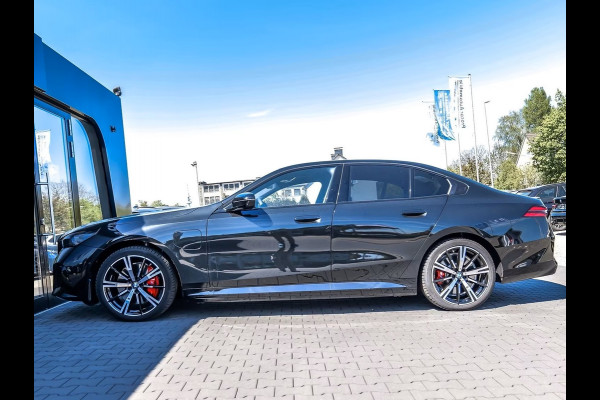 BMW 5 Serie 550e xDrive M-SPORT Pro ** PANO, LEDER, TREKH, STOELVENT, B&W Sound, 20-inch LMV ** Ex. BMW AG - 26k onder NP ** ** INFORMEER OOK NAAR ONZE AANTREKKELIJKE FINANCIAL-LEASE TARIEVEN **