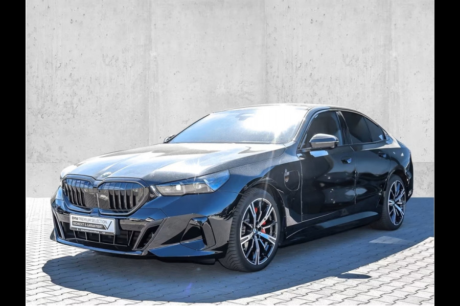 BMW 5 Serie 550e xDrive M-SPORT Pro ** PANO, LEDER, TREKH, STOELVENT, B&W Sound, 20-inch LMV ** Ex. BMW AG - 26k onder NP ** ** INFORMEER OOK NAAR ONZE AANTREKKELIJKE FINANCIAL-LEASE TARIEVEN **